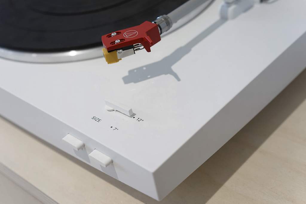Comment changer la courroie sur une platine vinyle manuelle